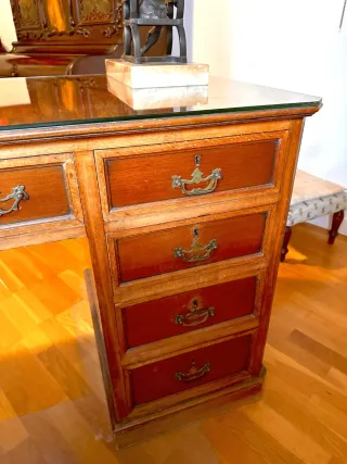 Escritorio de caoba con tapa de cristal