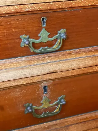 Escritorio de caoba con tapa de cristal