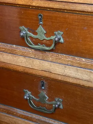 Escritorio de caoba con tapa de cristal