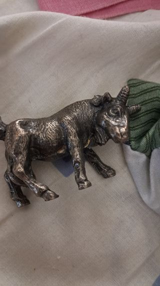 Figura de carnero de bronce