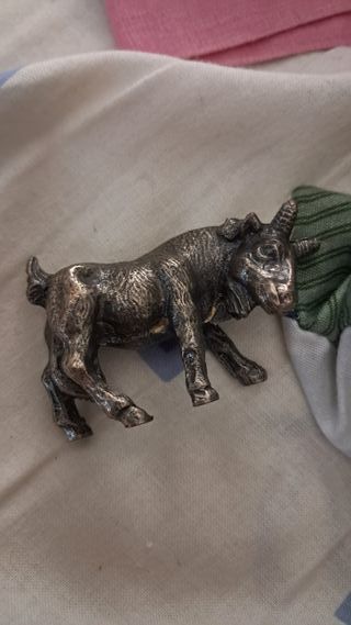 Figura de carnero de bronce