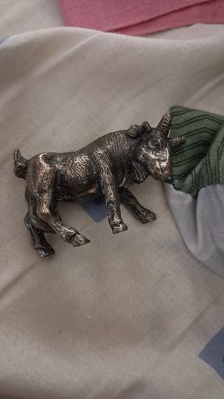 Figura de carnero de bronce