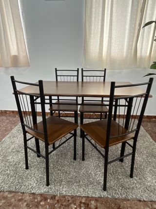 LIQUIDAMOS MESA Y 4 SILLAS NUEVAS *685*038*326*