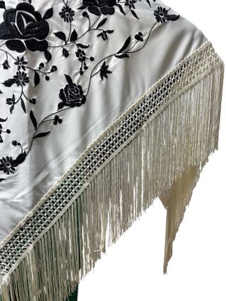 Manton Flamenco Crema Bordado Negro