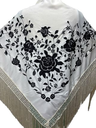 Manton Flamenco Crema Bordado Negro