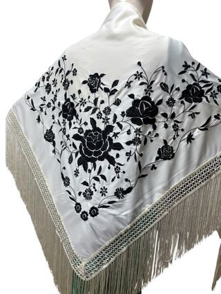 Manton Flamenco Crema Bordado Negro