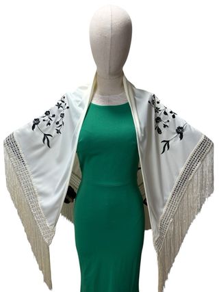 Manton Flamenco Crema Bordado Negro