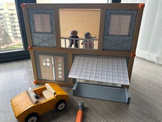 Casita de muñecos de madera