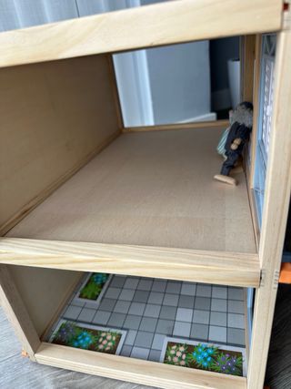 Casita de muñecos de madera