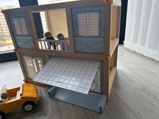 Casita de muñecos de madera