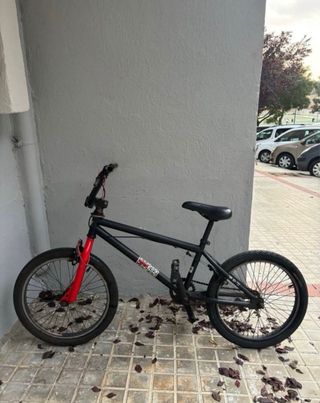 Bicicleta BMX Negra y Roja