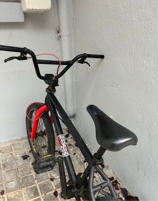 Bicicleta BMX Negra y Roja