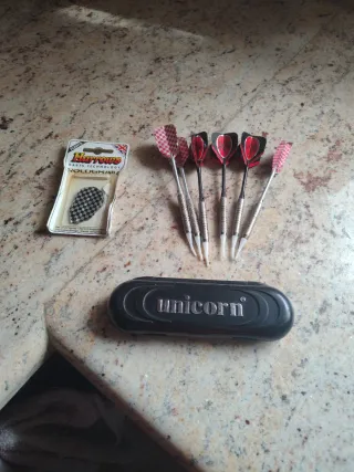Set de 3 dardos unicorn y 6 dardos harrows