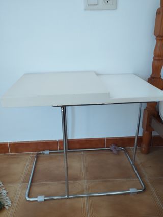 Mesa auxiliar blanca metálica dos alturas