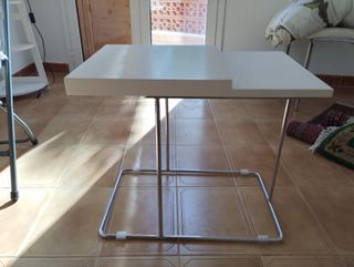 Mesa auxiliar blanca metálica dos alturas