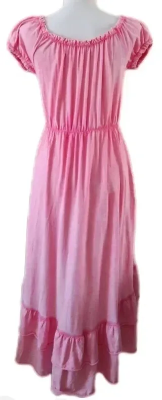 Vestido rosa hombros descubiertos con vuelos