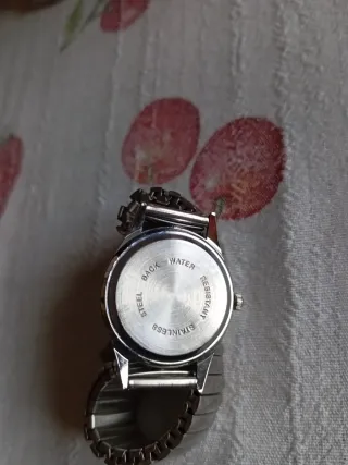 Reloj de pulsera plateado