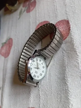 Reloj de pulsera plateado