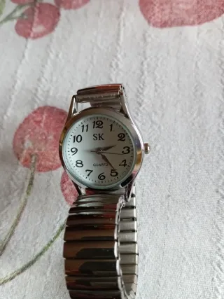 Reloj de pulsera plateado
