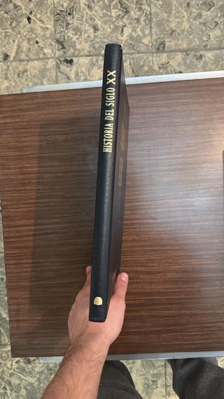 Libro de tapa dura de Historia del siglo XX.