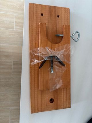 Jamonero de madera con soporte metálico