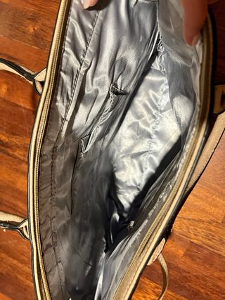 Bolso tote beige y blanco con cremallera