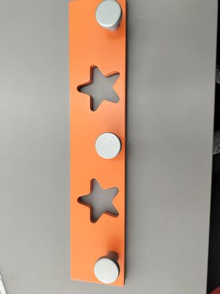 Perchero naranja con estrellas