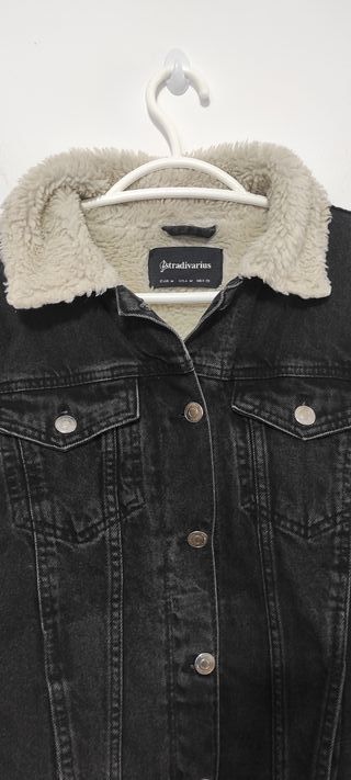 Chaqueta vaquera Stradivarius forrada Talla M