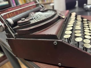 Máquina de escribir decorativa (no uso real)