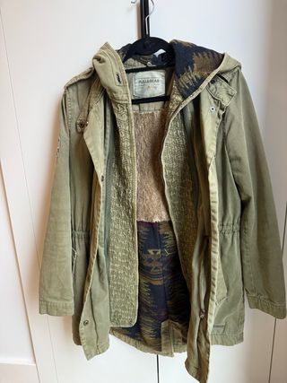 Parka larga PULL&BEAR verde militar
