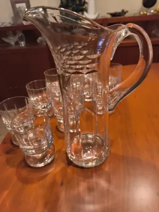 Jarra y 12 copas de cristal tallado
