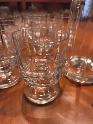 Jarra y 12 copas de cristal tallado