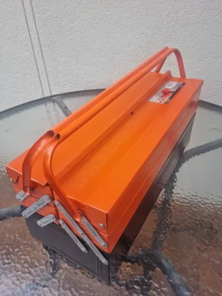 Caja de herramientas naranja