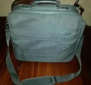 Maletín Targus Rígido 15–17" – 10 € (anti-golpes)