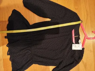 Blusa H&M negra con lunares y goma en cintura