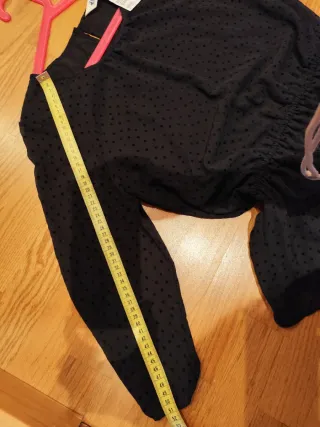 Blusa H&M negra con lunares y goma en cintura
