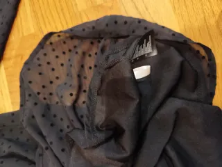 Blusa H&M negra con lunares y goma en cintura