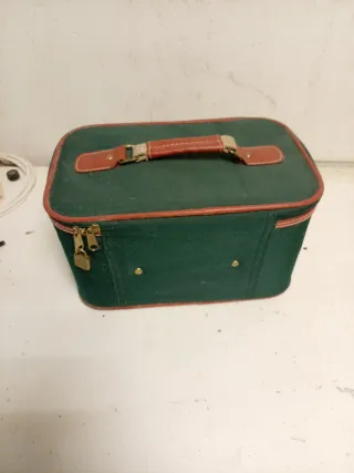 Maletín de viaje verde y marrón