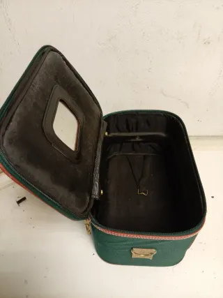 Maletín de viaje verde y marrón