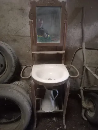 Lavabo antiguo de madera y cerámica
