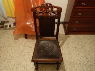 Sillas antiguas de madera y cuero