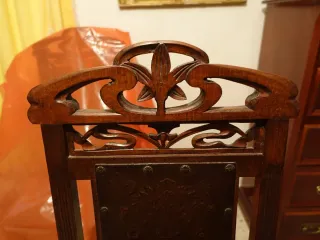 Sillas antiguas de madera y cuero