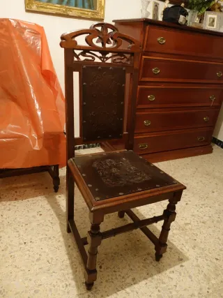 Sillas antiguas de madera y cuero