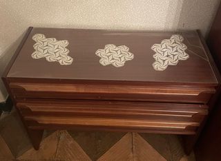 Cajonera de madera con tapa de cristal