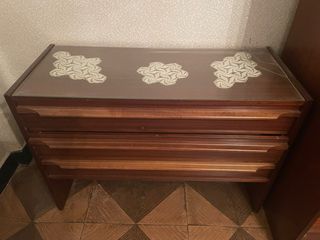 Cajonera de madera con tapa de cristal