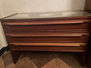 Cajonera de madera con tapa de cristal