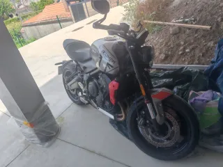 Triumph Trident 660 Gris/Rojo