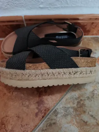 Sandalias Mustang gris y Beige