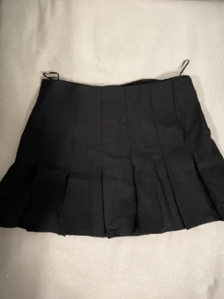 Falda plisada negra Zara