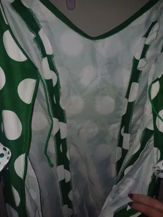 Traje de flamenca verde con lunares blancos